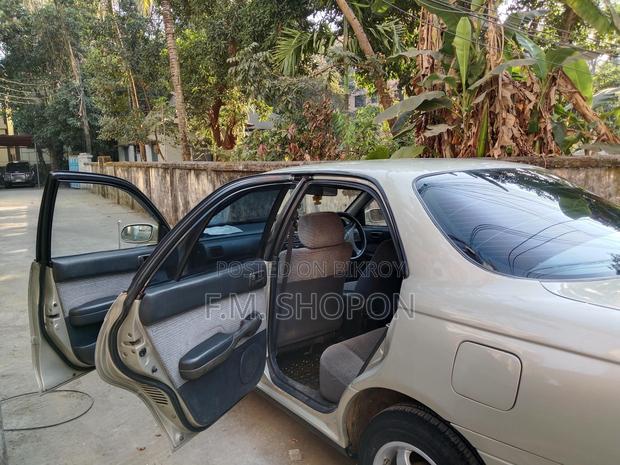 Toyota Carina . 1994