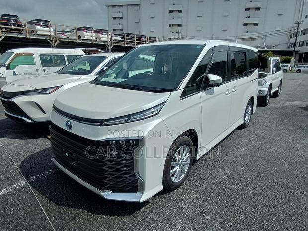 Toyota Voxy SZ Hybrid Pearl 2022