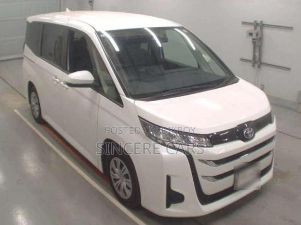 Toyota Noah X NON HYB 4 POINT 2022