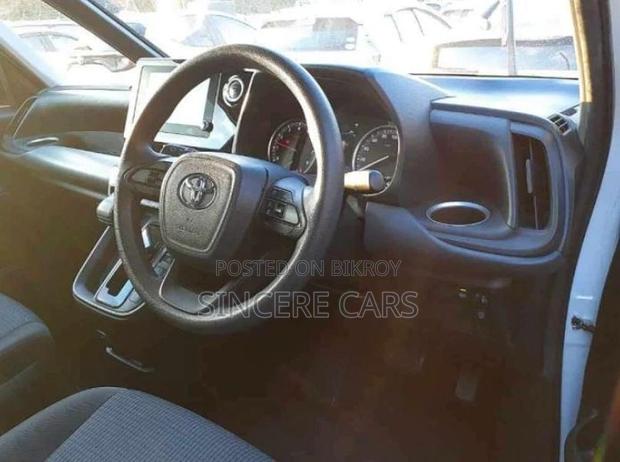 Toyota Noah X NON HYB 4 POINT 2022