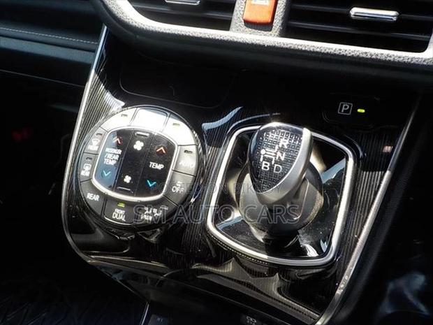 Toyota Esquire Hybrid Gi Premium 2019