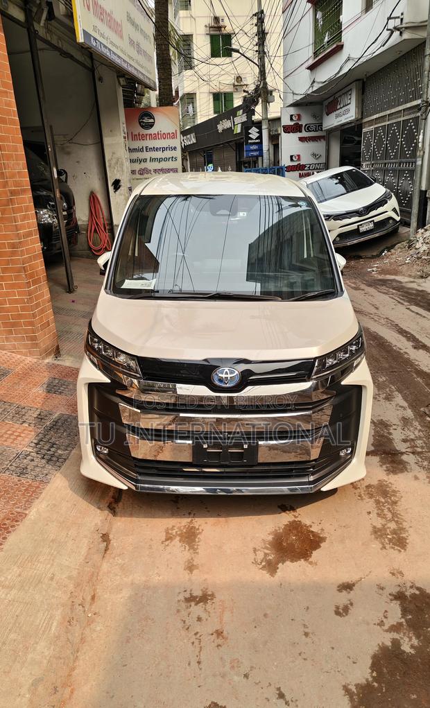 Toyota Noah HYBRID PUSH SZ 2022