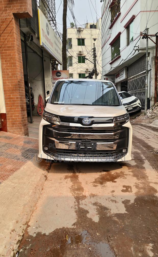 Toyota Noah HYBRID PUSH SZ 2022