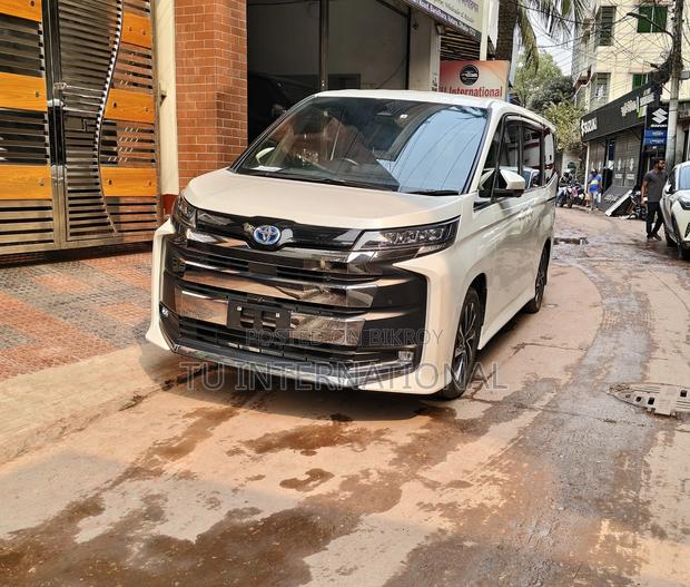 Toyota Noah HYBRID PUSH SZ 2022
