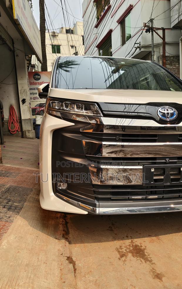 Toyota Noah HYBRID PUSH SZ 2022