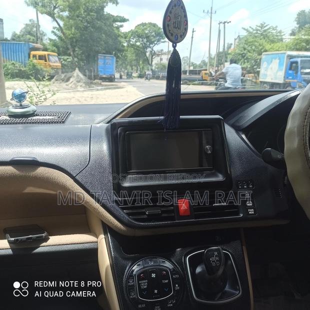 Toyota Noah 2014