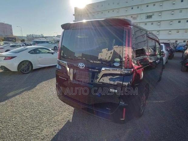 Toyota Esquire Hybrid Gi Premium 2020