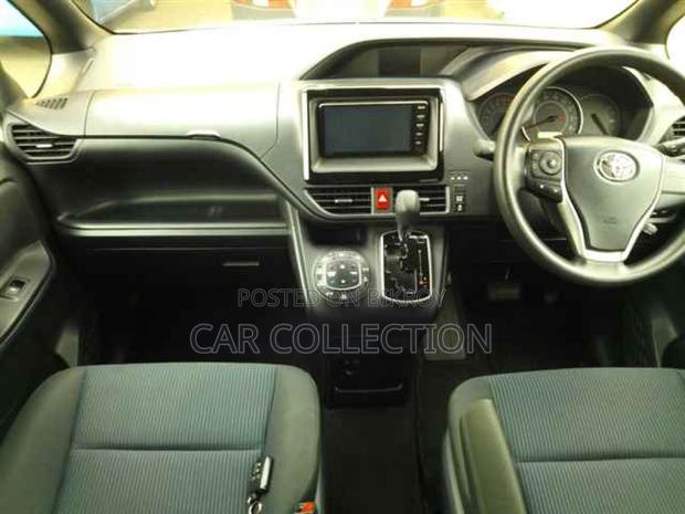 Toyota Noah X pkg 2021