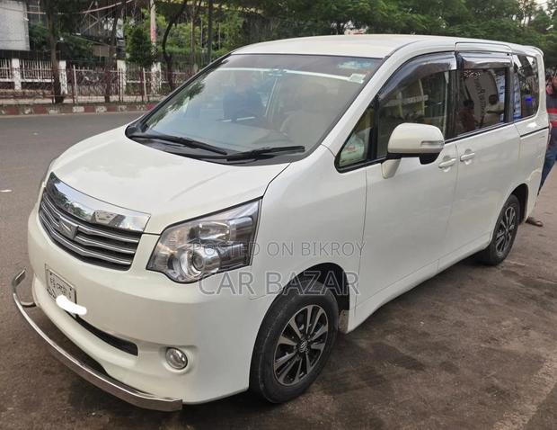 Toyota Noah 2.0 143hp FWD (8 Seater) 2010 White