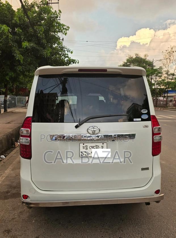 Toyota Noah 2.0 143hp FWD (8 Seater) 2010 White