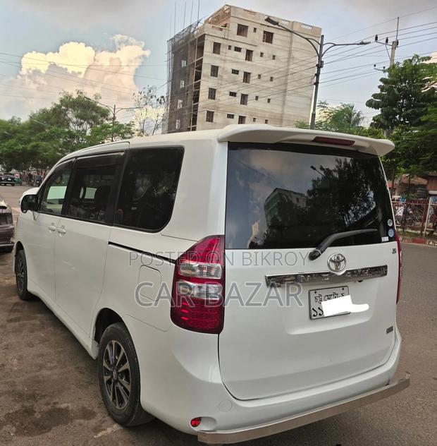 Toyota Noah 2.0 143hp FWD (8 Seater) 2010 White