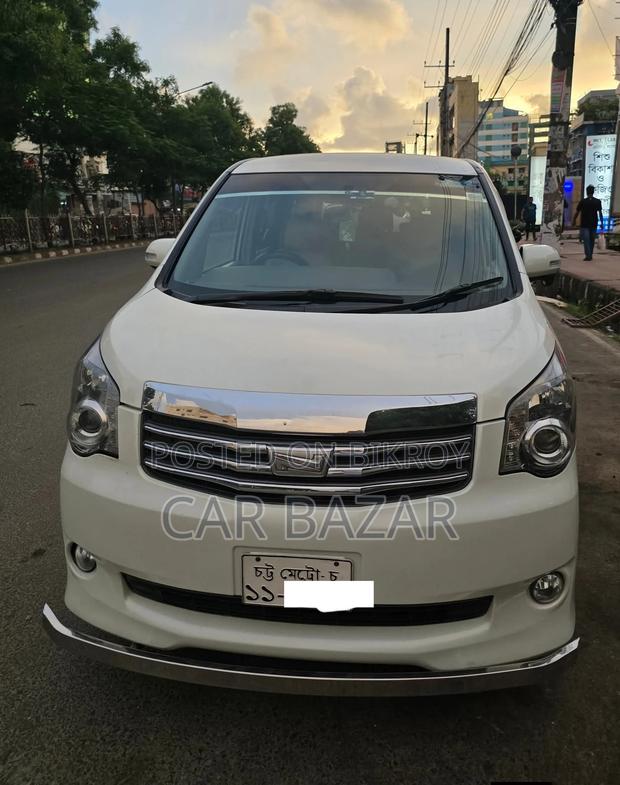 Toyota Noah 2.0 143hp FWD (8 Seater) 2010 White