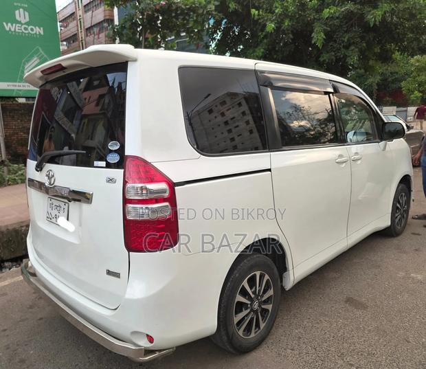 Toyota Noah 2.0 143hp FWD (8 Seater) 2010 White