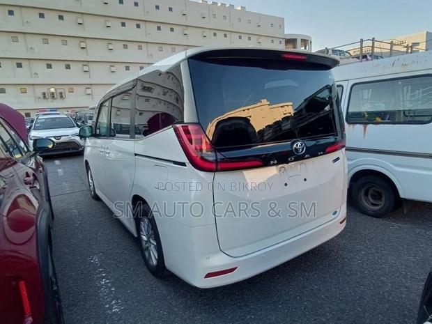 Toyota Noah Non Hybrid Z Pearl 2022