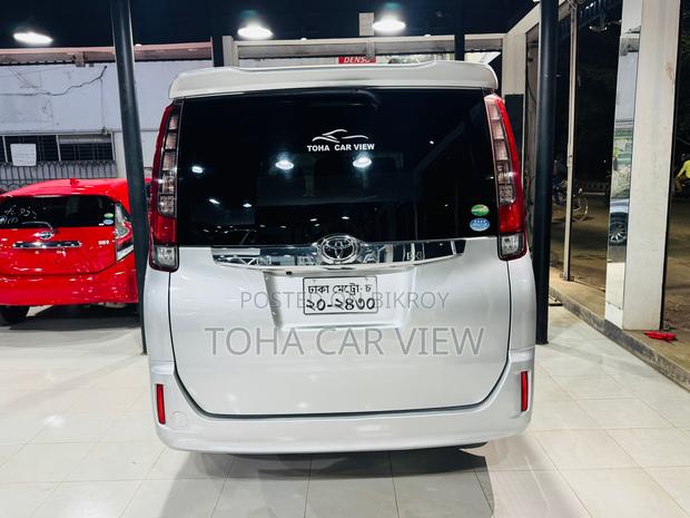 Toyota Noah NON HYBRID 2016