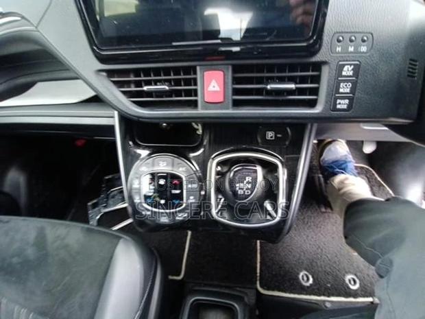 Toyota Esquire GI PREMIUM HYB 4.5 2021