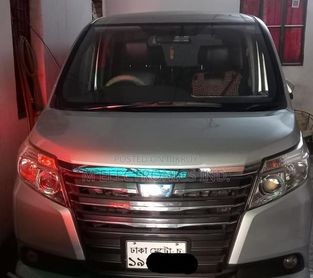 Toyota Noah 2014