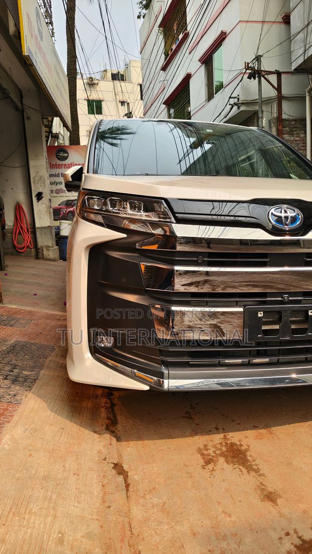Toyota Noah 2022