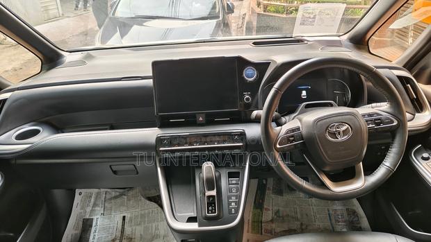Toyota Noah 2022