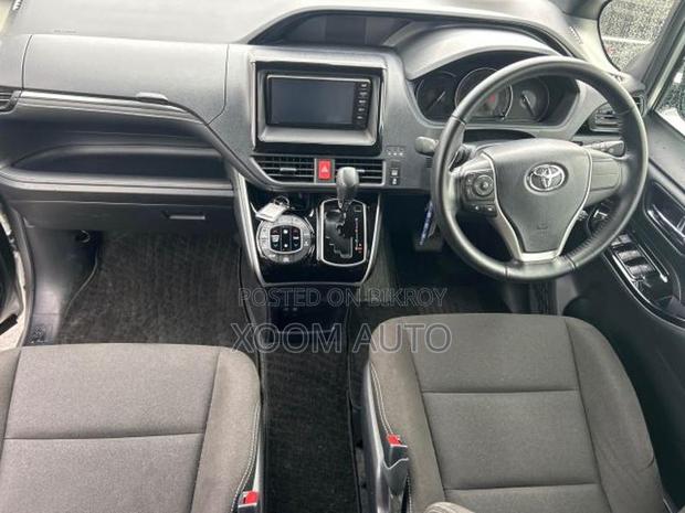 Toyota Esquire XI PKG SILVER COLOR 2020