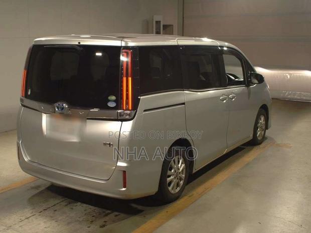 Toyota Noah hybrid 2020