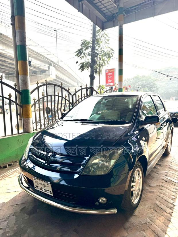 Toyota ist black 2004
