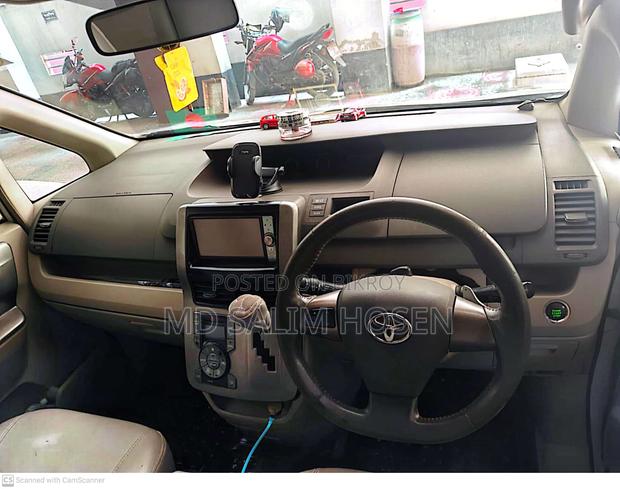 Toyota Noah . 2009