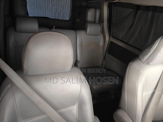 Toyota Noah . 2009
