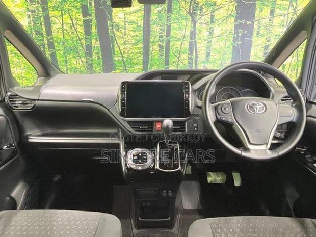 Toyota Voxy SUNROOF MOONROOF 2020