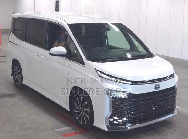 Toyota Voxy SZ HYB WITH LEG REST 2022