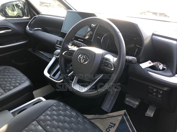 Toyota Voxy SZ HYB WITH LEG REST 2022