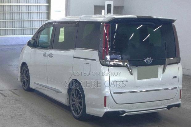 Toyota Esquire GI PREMIUM HYB 4.5PT 2021