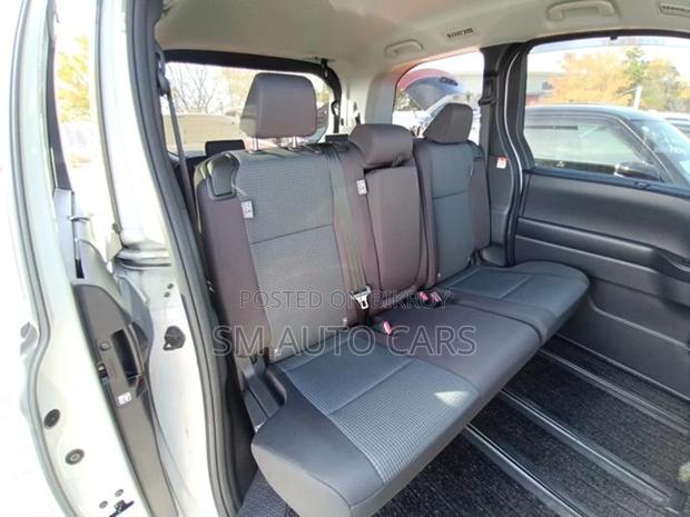 Toyota Noah Non Hybrid X Pearl 2022