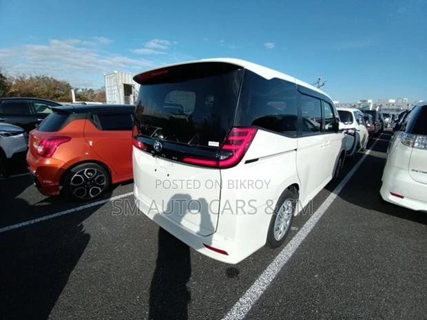 Toyota Noah Non Hybrid X Pearl 2022