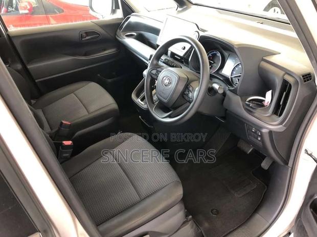 Toyota Noah X HYB PUSH 1DR PWR 2022