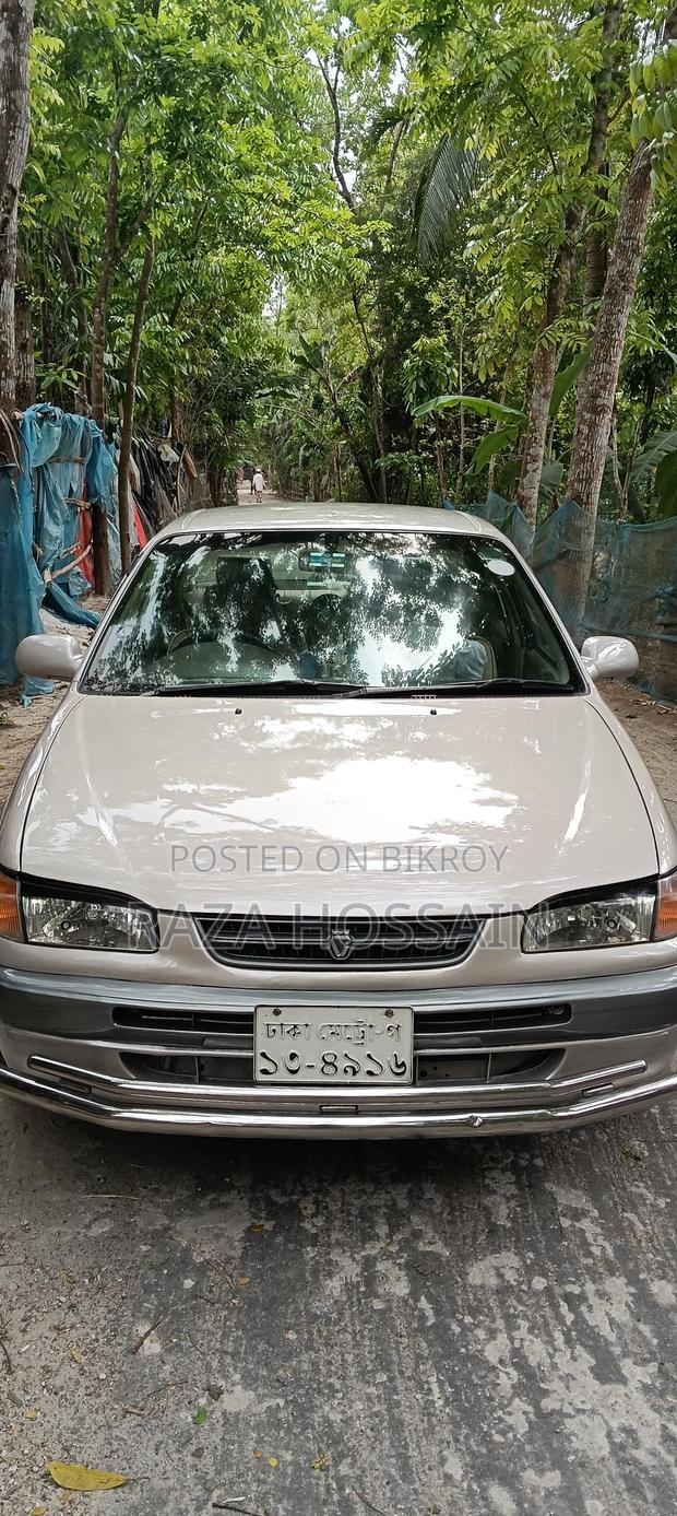 Toyota Corolla . 1995