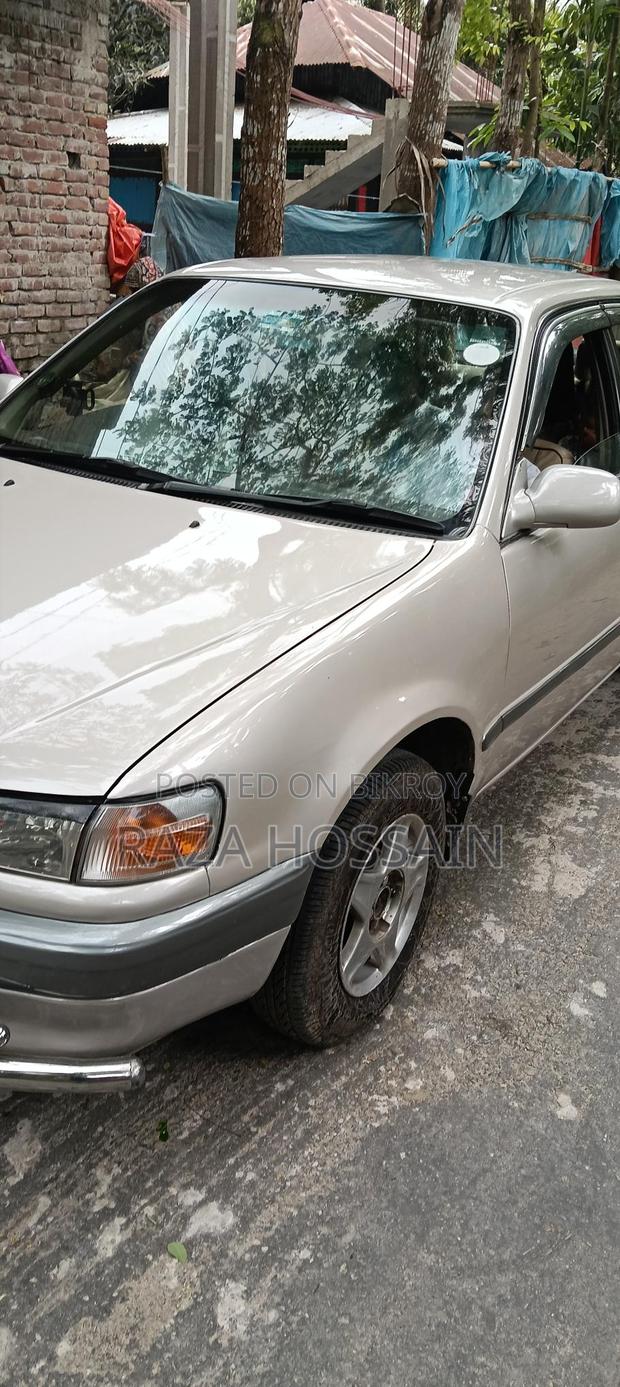 Toyota Corolla . 1995