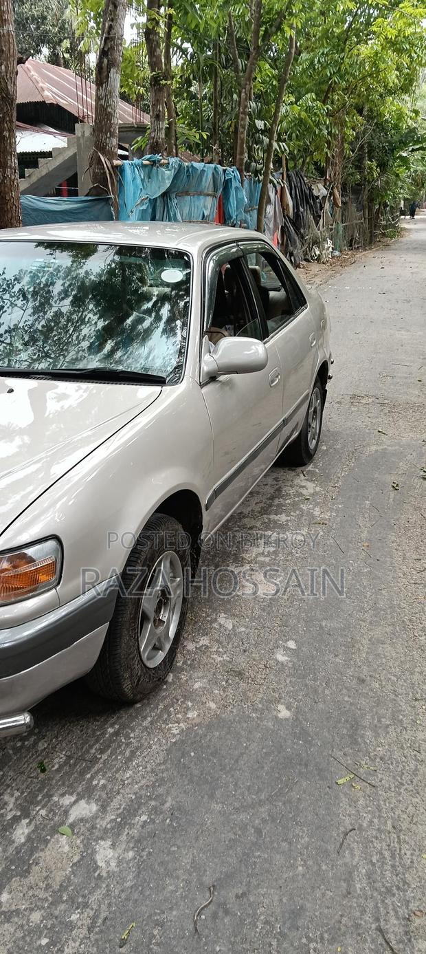 Toyota Corolla . 1995