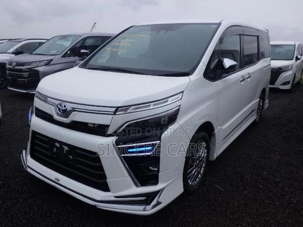 Toyota Voxy zs. trd 2021