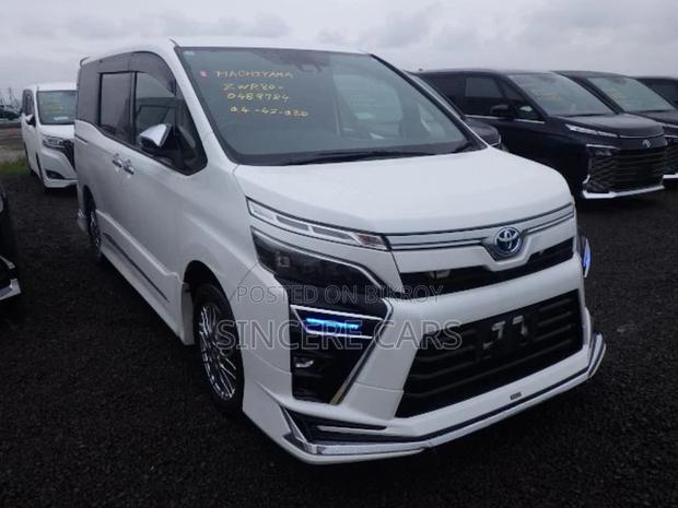 Toyota Voxy zs. trd 2021
