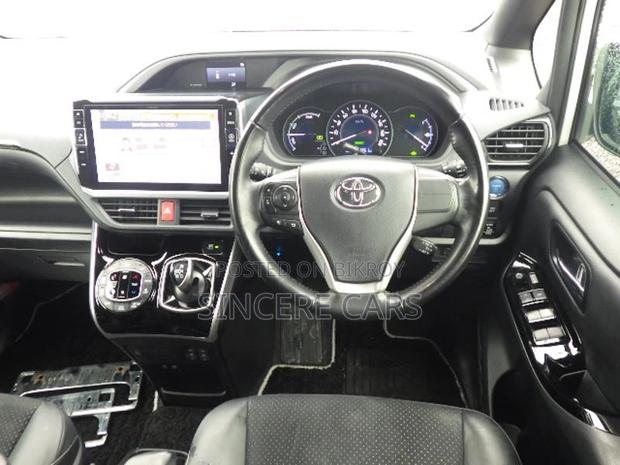 Toyota Voxy zs. trd 2021