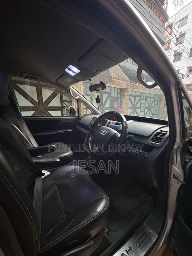 Toyota Noah X Package 2011