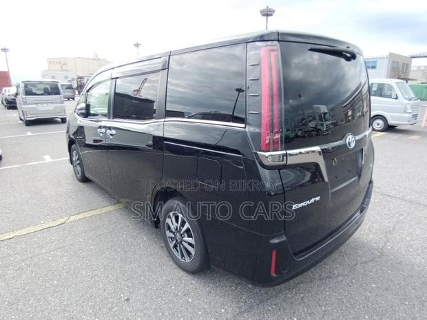 Toyota Esquire Gi Premium Black 2021