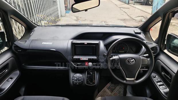 Toyota Noah non hybrid push 2021