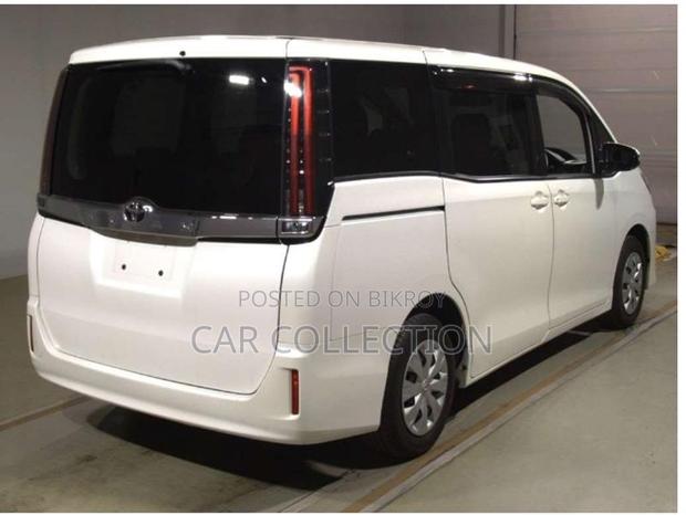Toyota Noah 2021