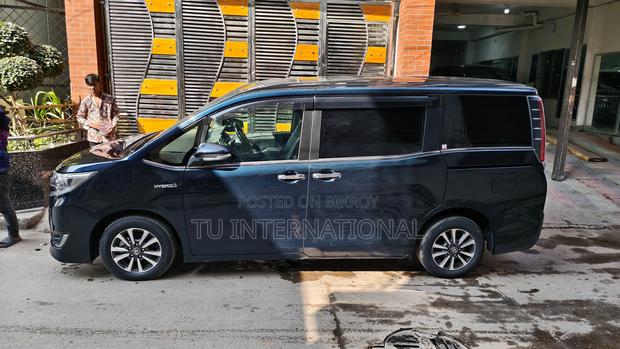 Toyota Esquire gi premium push pkg 2020