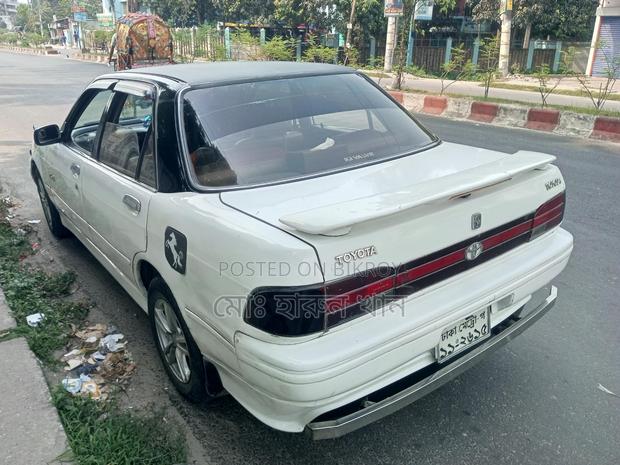 Toyota Carina . 1990