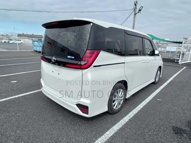 Toyota Noah Non Hybrid SZ Pearl 2022