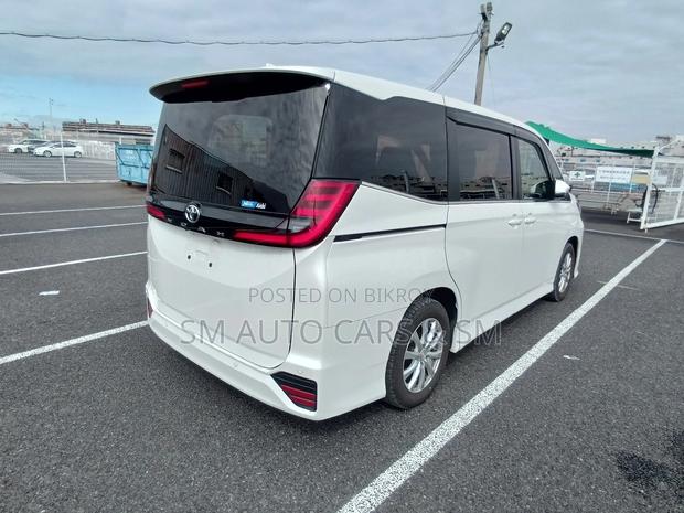 Toyota Noah Non Hybrid SZ Pearl 2022