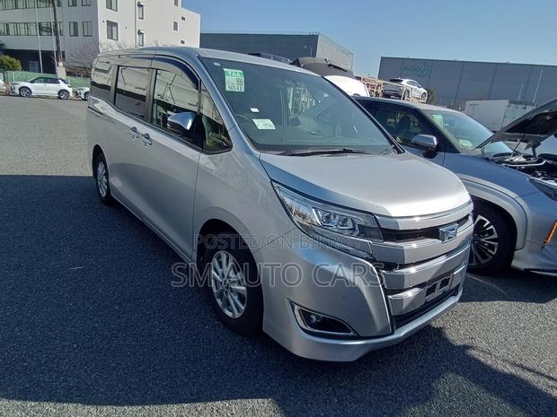 Toyota Noah Hybrid G Silver 2021